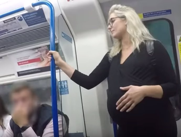 Mujer embarazada en el metro