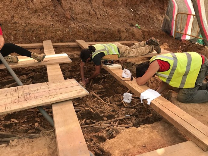 Arqueólogos trabajan en las fosas de La Sagrera