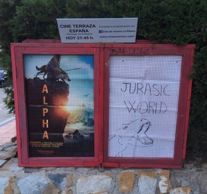Foto del cartel de 'Jurassic World' dibujado a boli en unos cines de Murcia