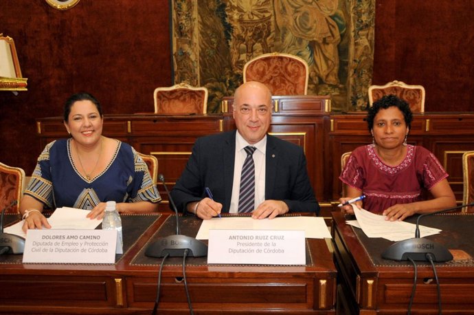 Firma del convenio entre Diputación y CIC Batá