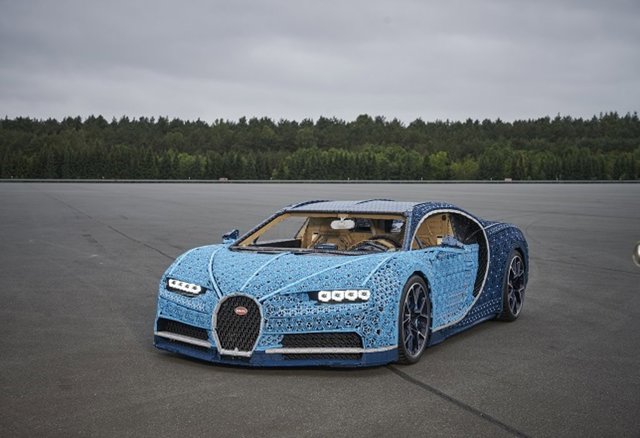 Bugatti Chiron construido con piezas de Lego
