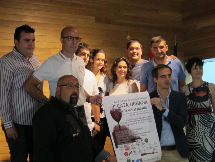 Sáinz junto con los representantes de las bodegas participantes.