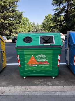 Ontenedor con la imagen de la campaña 'Recicla vidrio y pedalea' en Salamanca