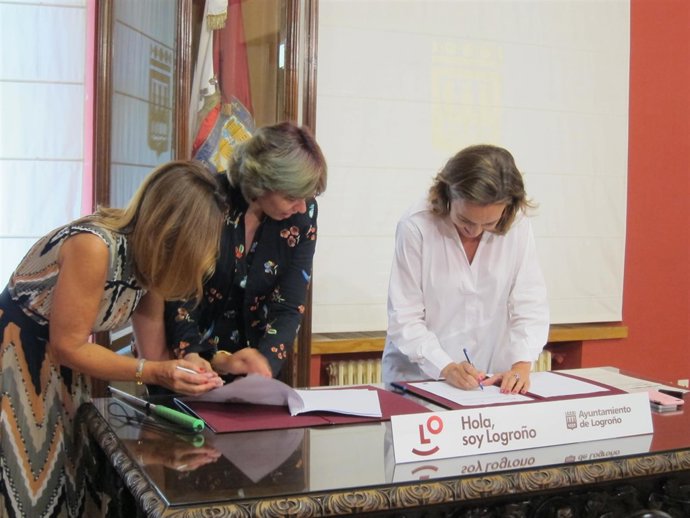 Gamarra y Carcedo durante la firma del convenio.                               