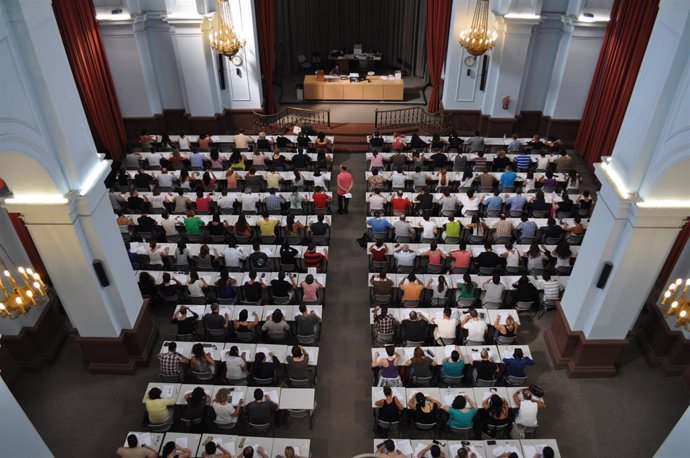 Alumnos se examinan en la UNED Valencia
