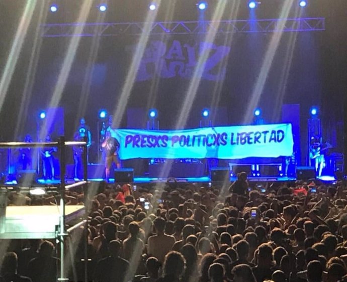 Imagen del despliegue de la pancarta 'Libertad presos políticos'