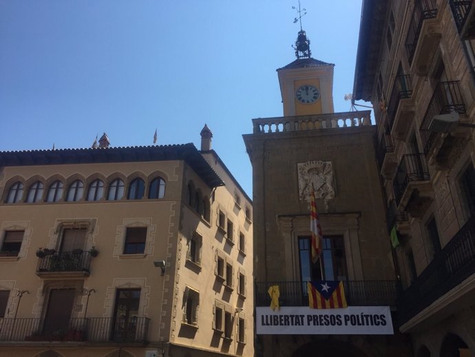 Ayuntamiento de Vic con un cartel que pide libertad para los presos políticos