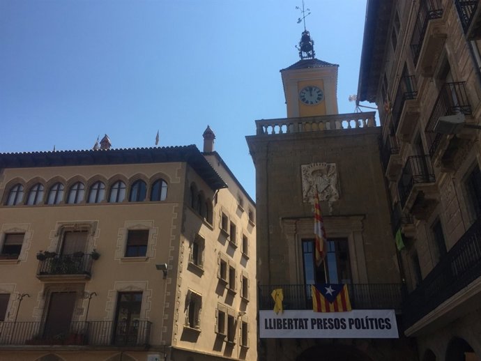 Ajuntament de Vic amb un cartell que demana llibertat per als presos polítics