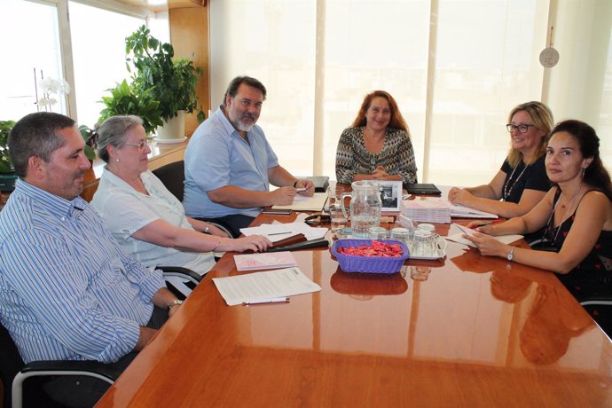 Consellera de Vivienda, Viviana Sans, y Eduard Vila en reunión