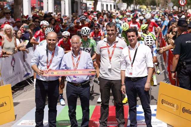 Representantes de Diputación, Huércal-Overa y La Vuelta, en la salida de etapa.