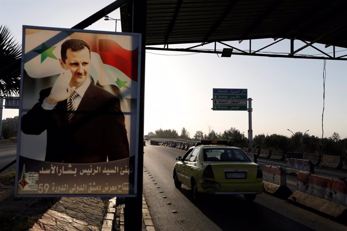 Cartel con la imagen de Bashar al Assad en Damasco