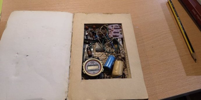 Libro con un mecanismo que simula una bomba encontrado en Badajoz