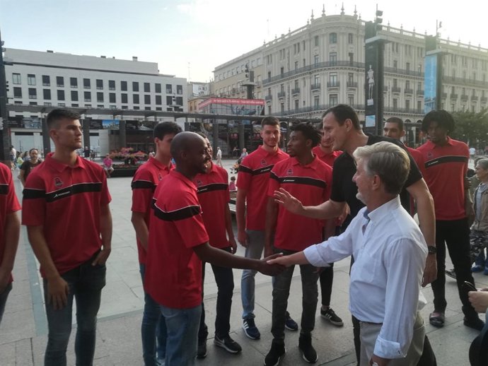 El alcalde, Pedro Santisteve, recibe al Basket Zaragoza