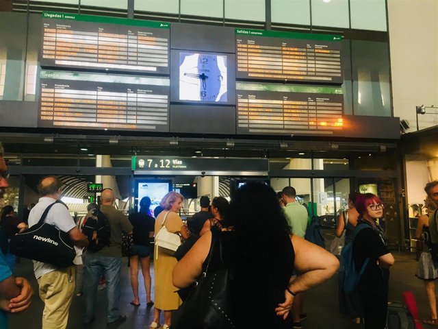 Pasajeros en la estación de Santa Justa
