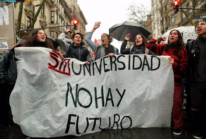 Miles de argentinos se manifiestan contra el ajuste en universidades públicas