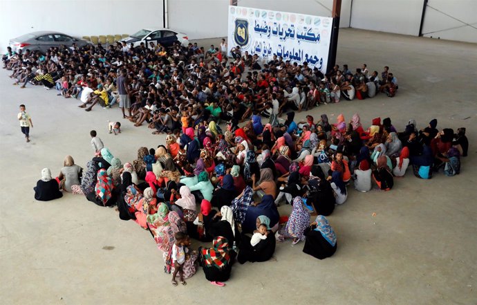 Migrantes evacuados tras los choques en Trípoli