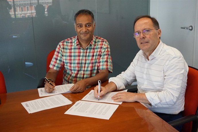 Un momento de la firma del convenio.              