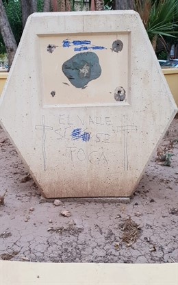 Pintada 'El Valle no se toca' monolito homenaje murcianos deprtados campos nazis