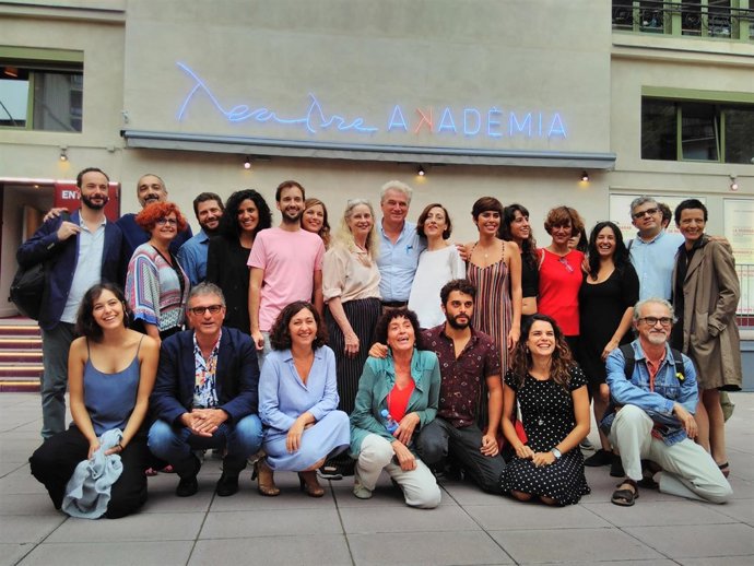 Representantes de las compañías que actuarán en el Teatre Akademia