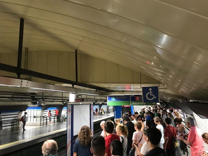 USUARIOS DE METRO ESPERANDO AL TREN 