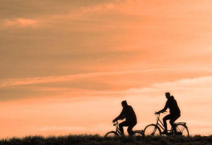 Ciclistas al atardecer