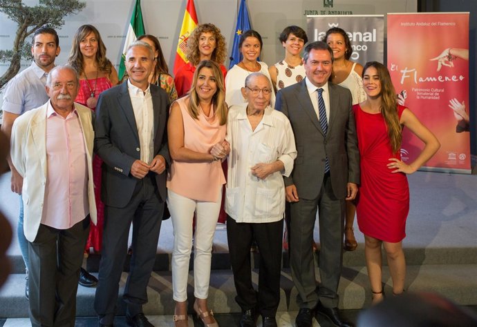 Susana Díaz,con Juan Espadas y miembros de la Bienal de Flamenco