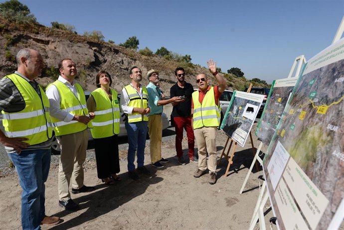 El consejero de Fomento, Felipe López, visita unas obras en la A-92