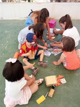 Un grupo de niños durante la celebración de una de las actividades familiares.
