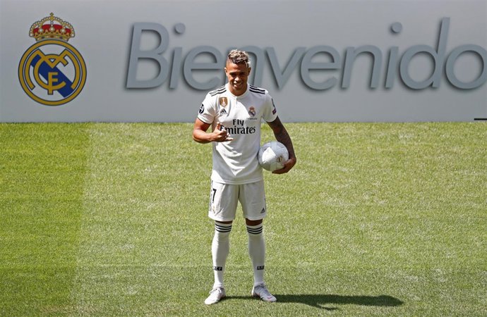 Mariano Díaz en su presentación con el Real Madrid en el Bernabéu