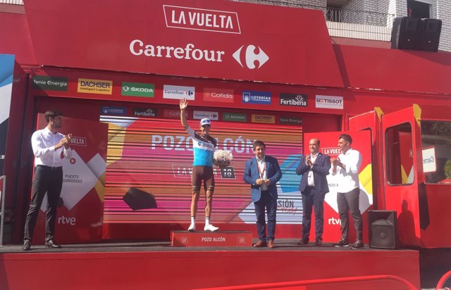 Entrega del trofeo al ganador de la etapa de La Vuelta con meta en Pozo Alcón.