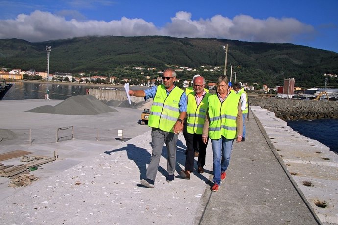 La conselleira do Mar, Rosa Quintana, visita las obras del puerto de Cariño