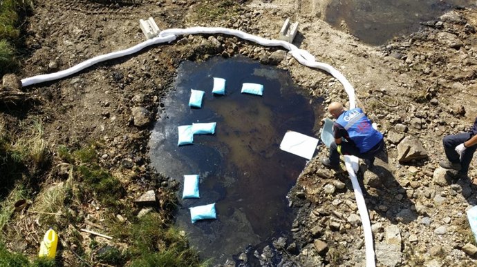 Efectivos del GALI tratan que un vertido de fuel no llegue al mar en Rianxo