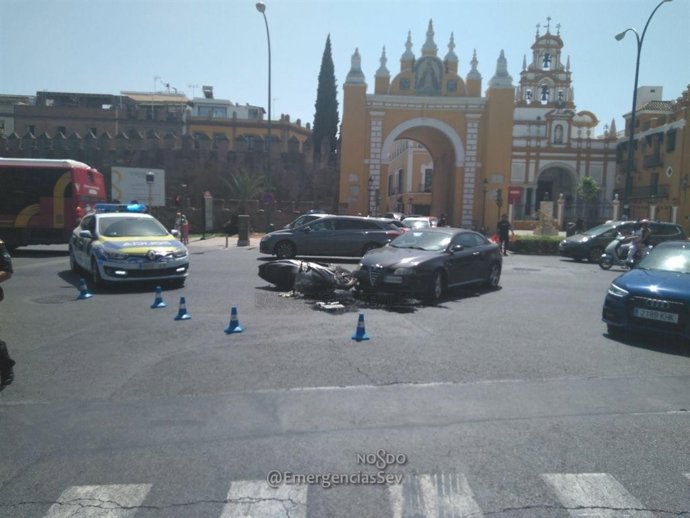 Herido leve un motorista tras colisionar con un vehículo 