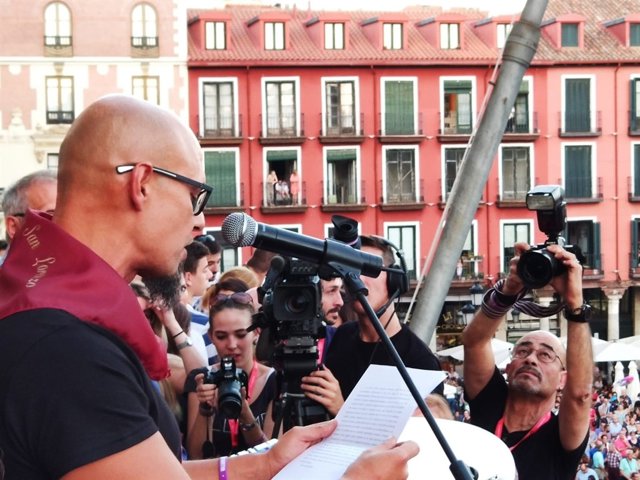 Pérez Gellida lee su pregón en el balcón del Ayuntamiento, 31-8-18