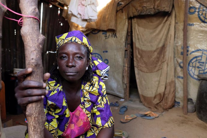 Mujer desplazada en Nigeria