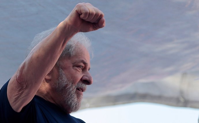 El expresidente Lula da Silva atendiendo a unas protestas en abril de 2018