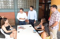 El PSOE destaca que habrá 2.000 universitarios más con becas en Andalucía y critica los recortes del PP en Educación