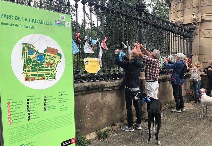'Un Dels Nostres' Col·loca Llaços De Colors En El Parc De la Ciutadella