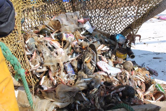 Barcos de arrastre del Mediterráneo extraen basura marina que Ecoalf hace tejido