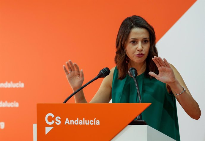 La portavoz nacional de Cs, Inés Arrimadas, en rueda de prensa en Sevilla.
