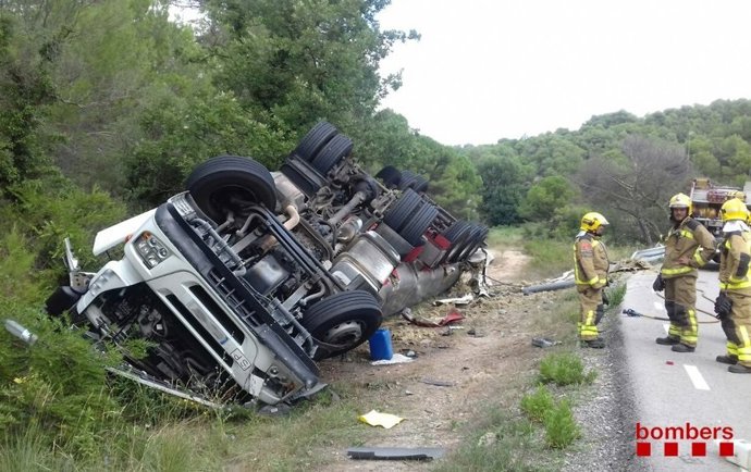 Camió bolcat al marge de la carretera N-IIz en el municipi del Bruc