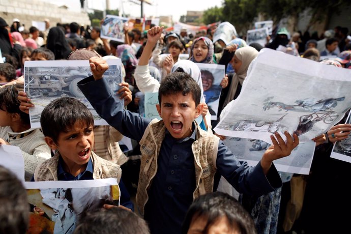 Niños se manifiestan frente a la sede de la ONU en Sadá por los ataques aéreos