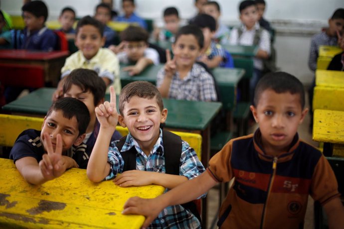 Refugiados palestinos van a clase en Amán