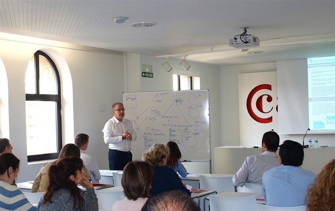 Alumnos recibiendo formación de un posgrado de la Cámara de Comercio.