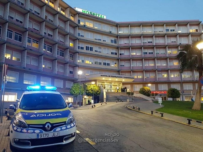 Coche de Policía Local en un centro hospitalario