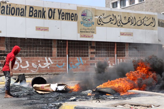 Protestas frente a la sede del Banco Nacional de Yemen en Adén
