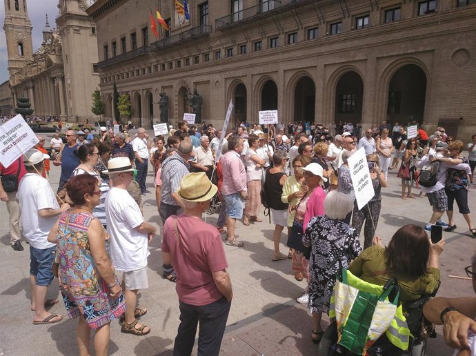 Concentración de jubilados y pensionistas en la plaza del Pilar en julio