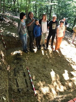 La consejera Ana Ollo, en la exhumación de una víctima del golpe de 1936.