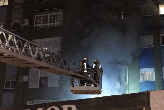 Bombers treballant en un incendi a Màlaga cabdal 