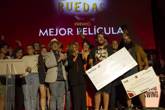 Entrega de uno de los premios del certamen.